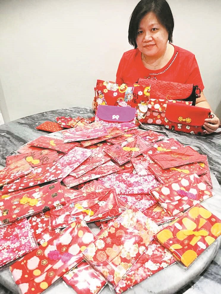 欧先凤费时数个月缝纫的布制红包封及应节包包。