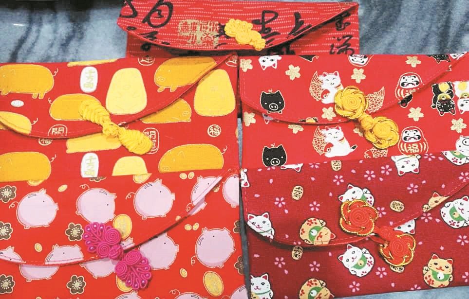 猪仔布料红包封（左）乏人问津，反之招财猫图案（右）销量则较高。