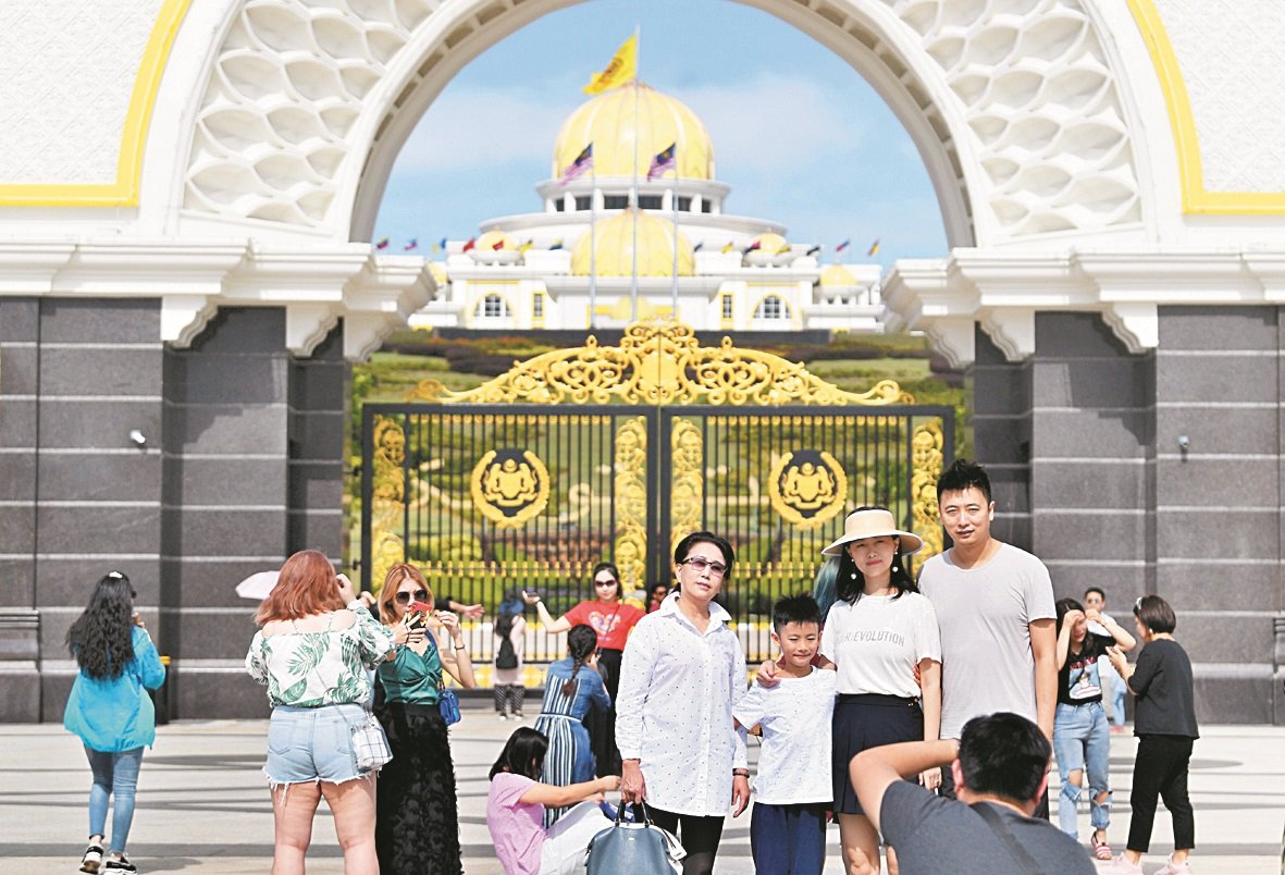 今年农历新年，中国游客来马旅游的人数明显减少，图为一批中国游客在国家王宫观光留影。