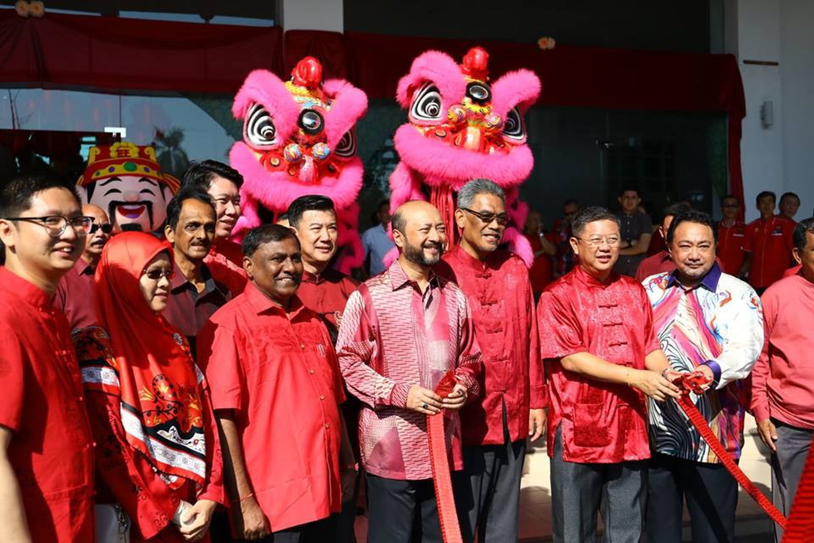 慕克里兹（前左4）周三出席一项与非政府组织及弱势群体欢庆新年佳节的活动时，穿上应景的红色峇迪，与民共乐。