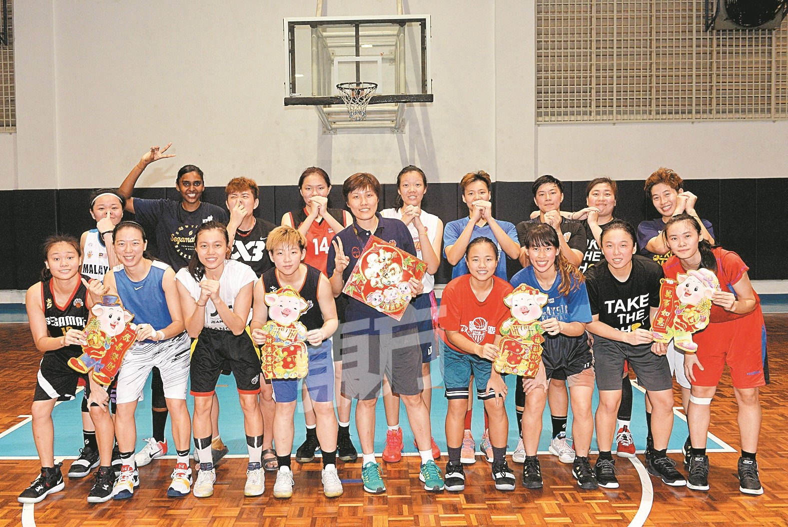 国家女篮队教练翁薪云（前排左5）与参加国家队选拔的球员，祝大家猪年行大运。