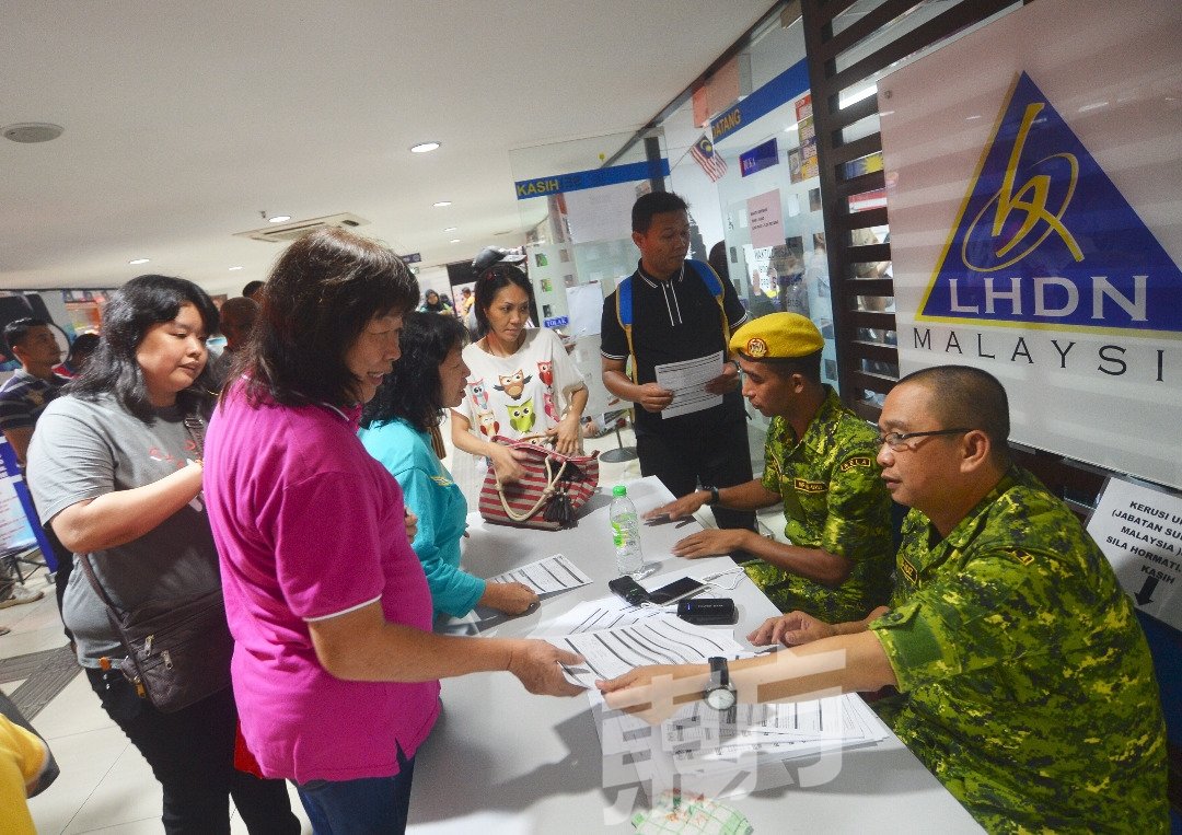 不少民众在年初三涌往吉隆坡城市转型中心的内陆税收局，办理生活援助金的申请或资料更新，遇到问题也立即向官员求助。