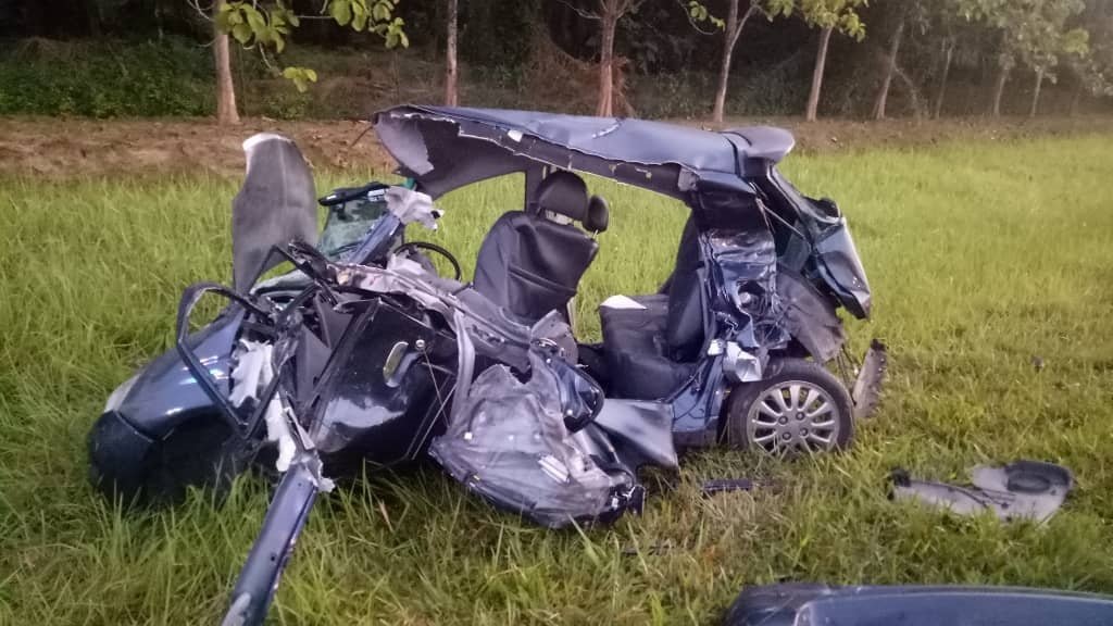 国产威华轿车遭猛烈撞击后，毁不成形，车内一名年约50岁的女乘客遭夹毙。