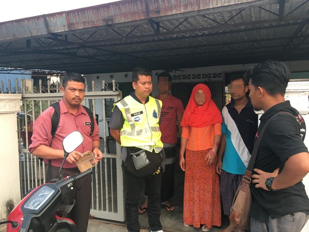 罗兴亚男子（左3）和女童的婚事被揭发后，被警方介入调查，婚礼也宣告终止。