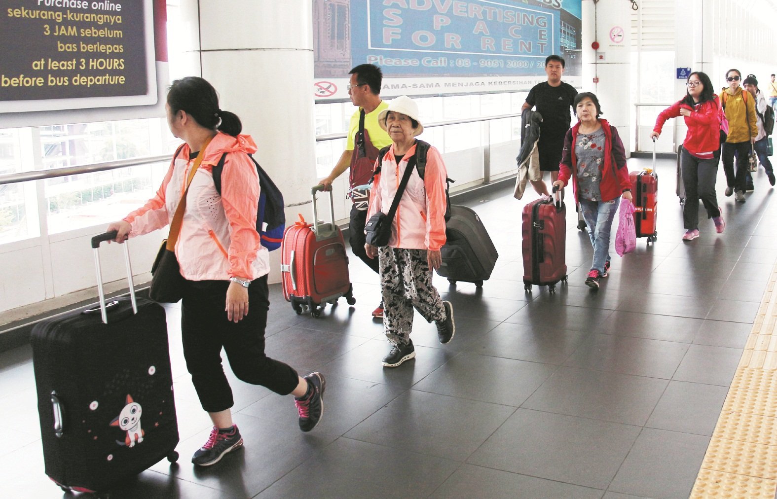 农历新年假期即将结束，游子们陆续从家乡返回吉隆坡，图为乘坐长途巴士的游子们在南湖镇交通综合总站（TBS），提著大小行李。