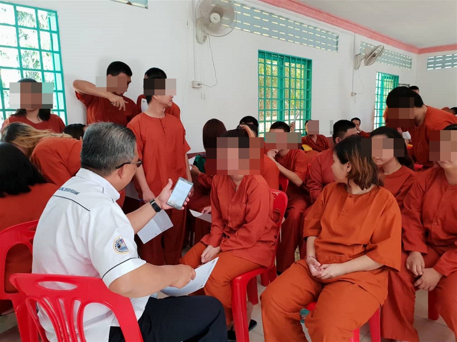 大马外交部官员向47名在柬埔寨被逮捕的大马人，了解他们的近况。