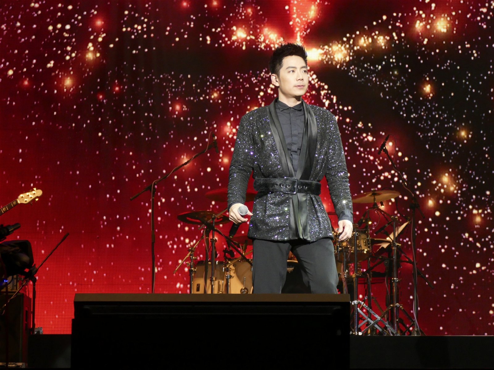 钟盛忠再次挑战自己，在现场挑战广东歌和真假音转换歌曲。