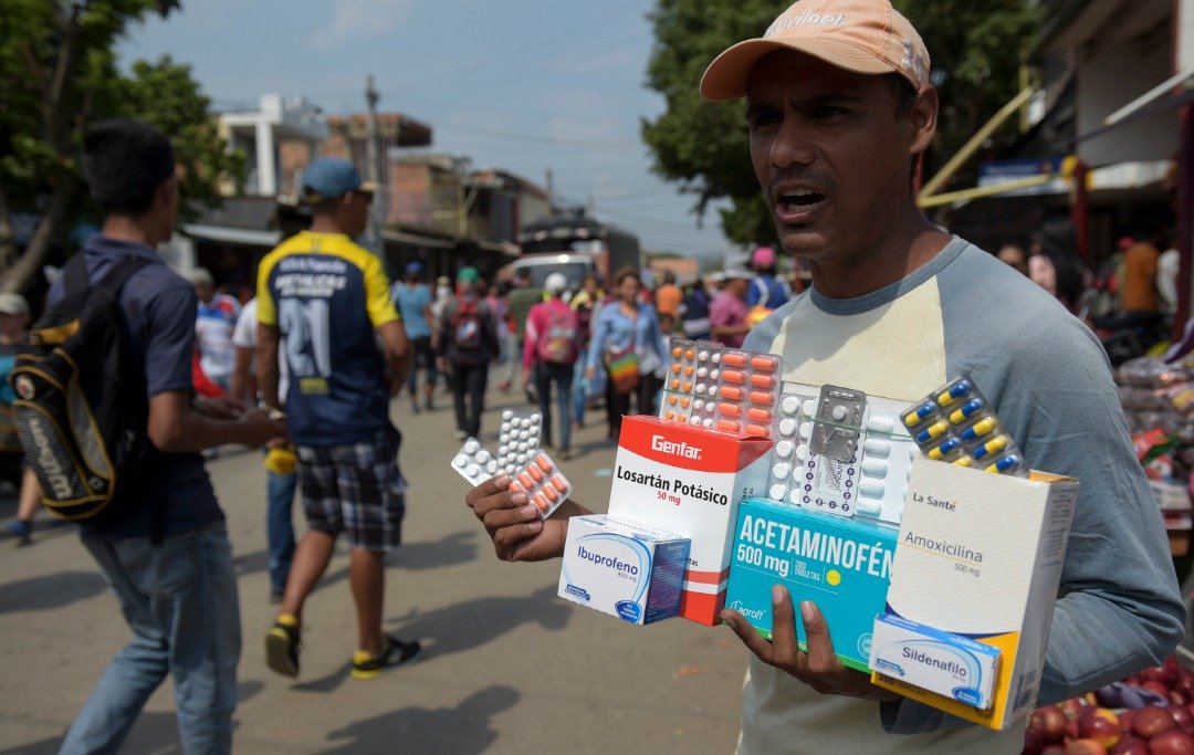 一名男子在西蒙玻利瓦尔国际大桥附近贩卖一些抗生素及止痛药。据非政府及人道组织指，委内瑞拉的药品短缺已达到惊人的85%，有成千上万的慢性病患正努力地获得治疗。