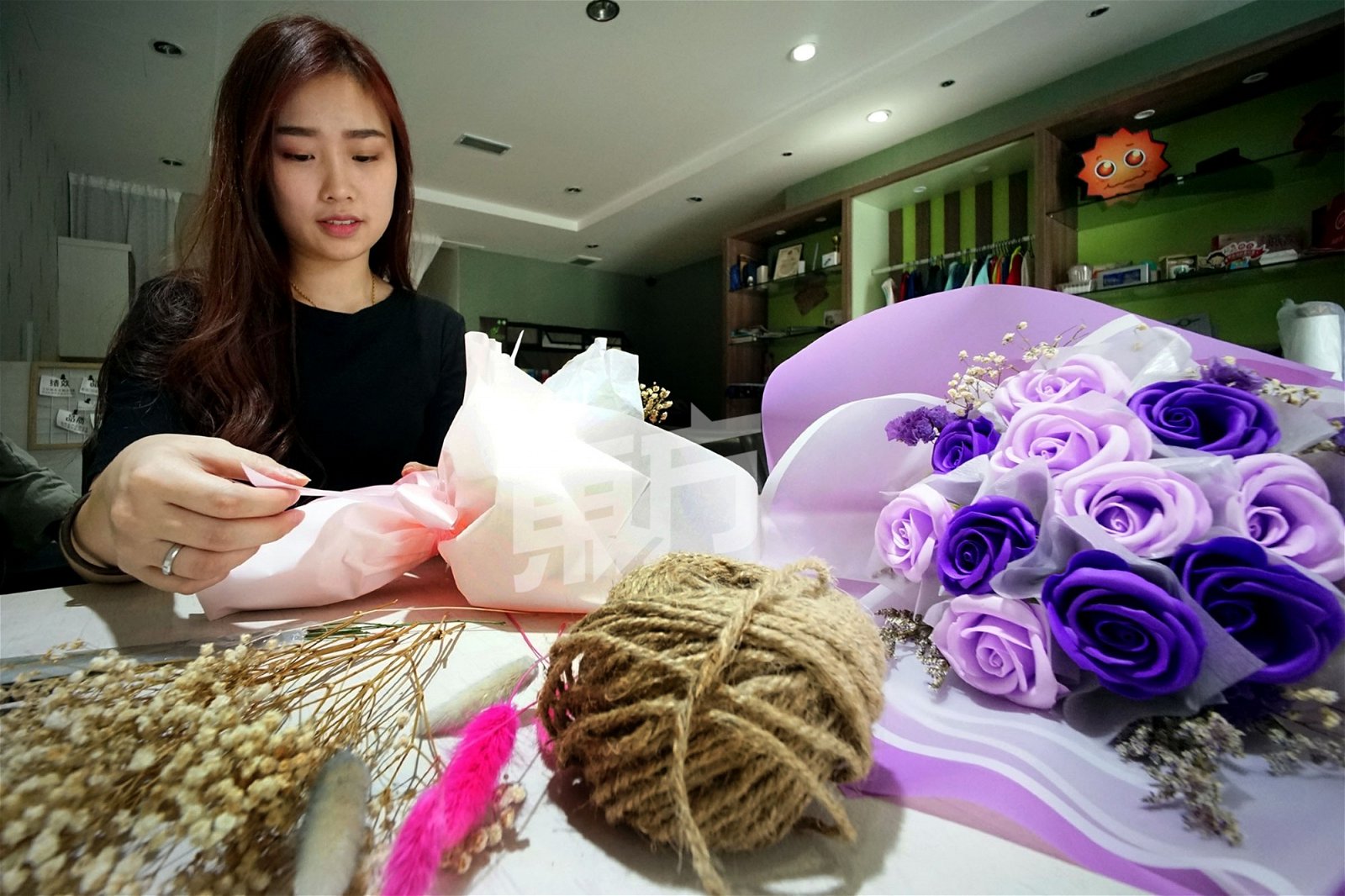苏嘉敏负责包装专属花束，精心设计的花束，让她有满足感，也为顾客传递心意。 （摄影：杨金森）