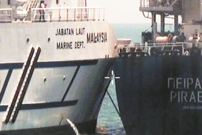 希腊货船“比雷埃夫斯号” （右）与大马“北极星号”相撞后，已遭大马海事局扣留。