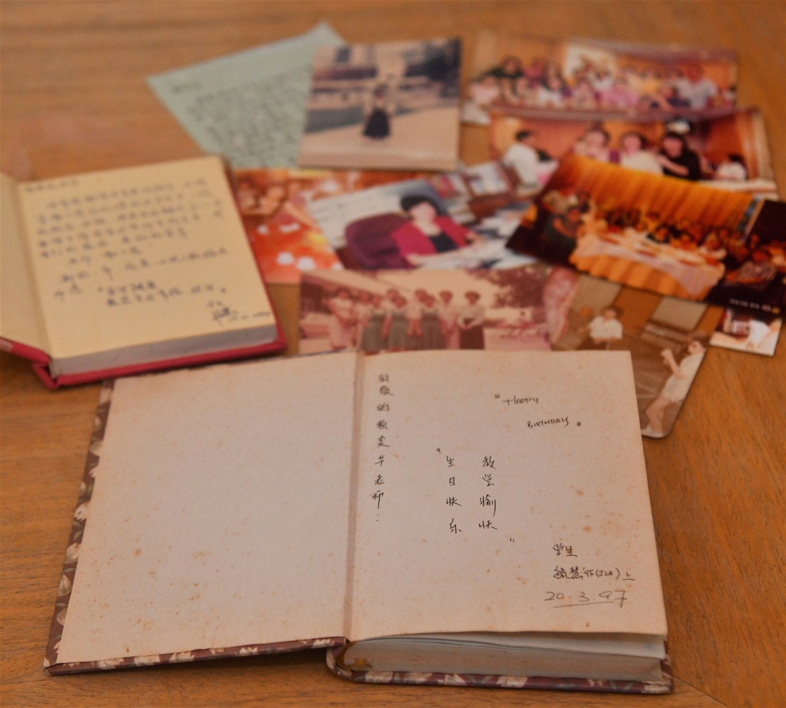 赖裘华爱写日记， 因此生日时，学生常会送她日记本，多年后依然保存完好。