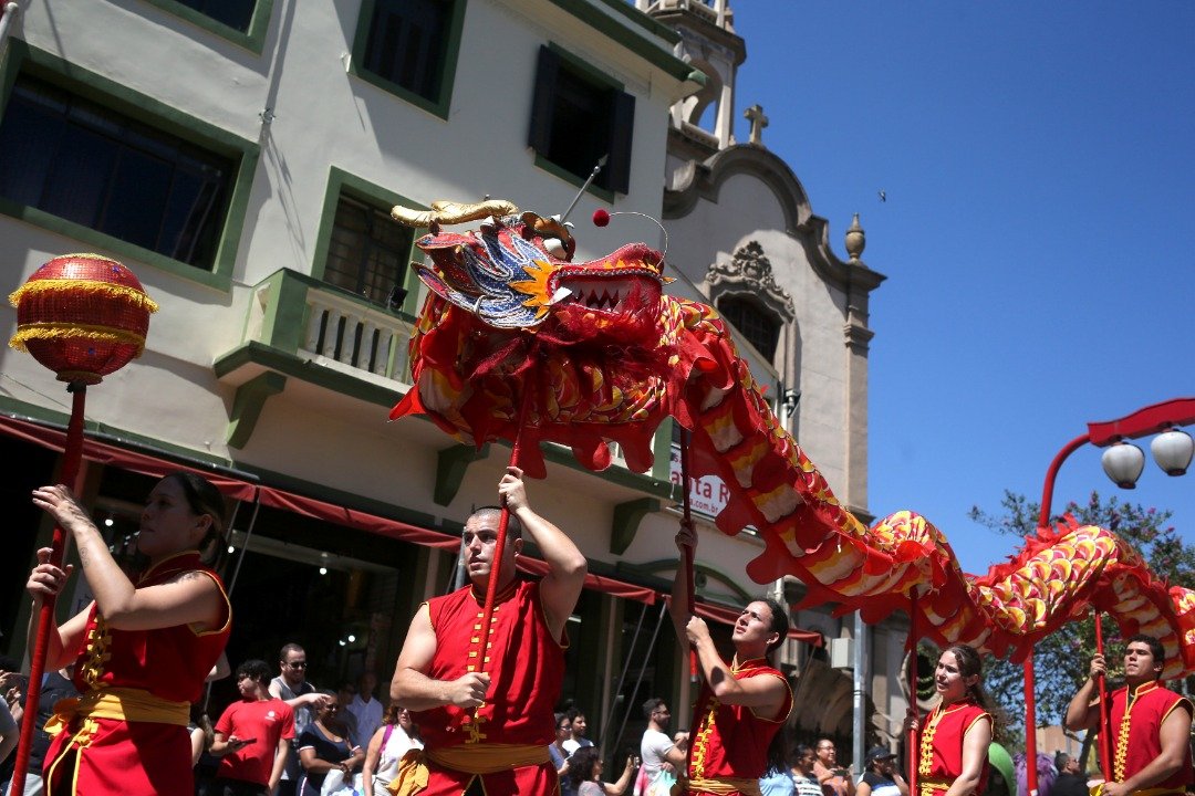 农历新年间，巴西圣保罗市街头，出现了一条“火龙”的身影，只见一群西方脸孔的表演者卖力地挥动龙珠及龙身，把龙舞得活灵活现，令人拍手叫好。