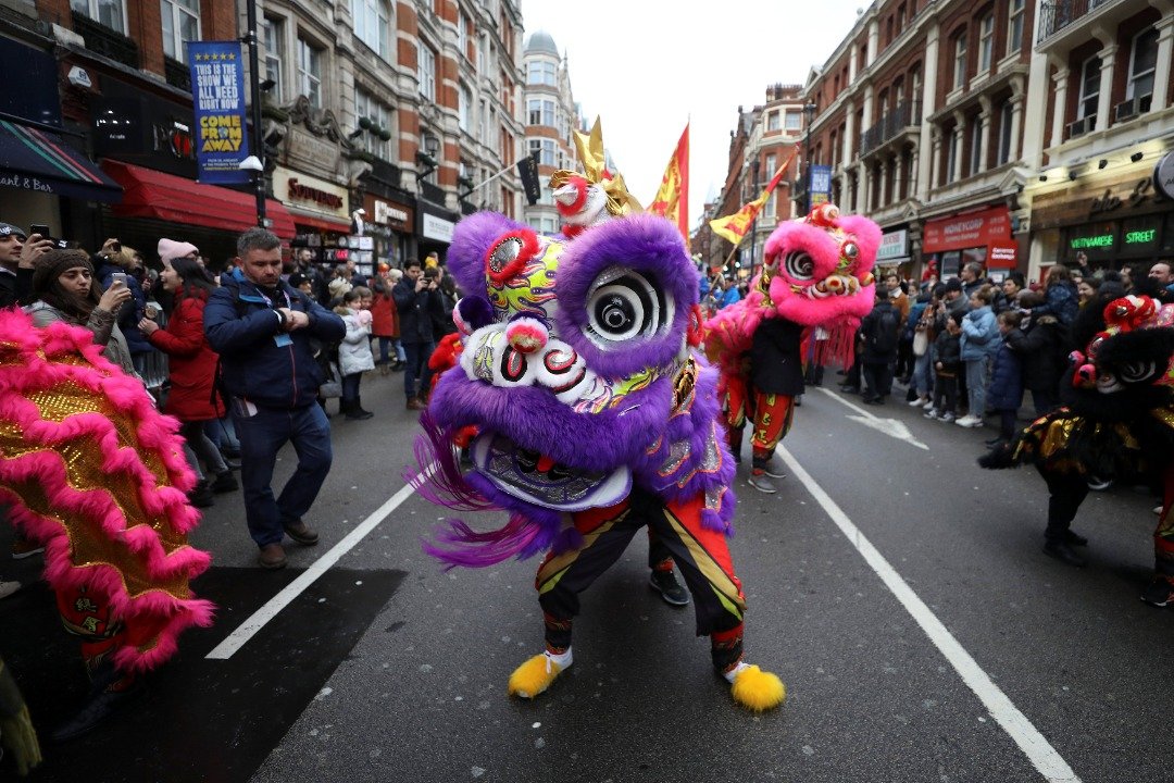 伦敦街头周日为庆祝农历新年的到来，举办了游行活动。现场有几只醒狮在街上摆舞弄姿，随著铜锣的敲响跳得惟妙惟肖，吸引了许多民众驻足观看。