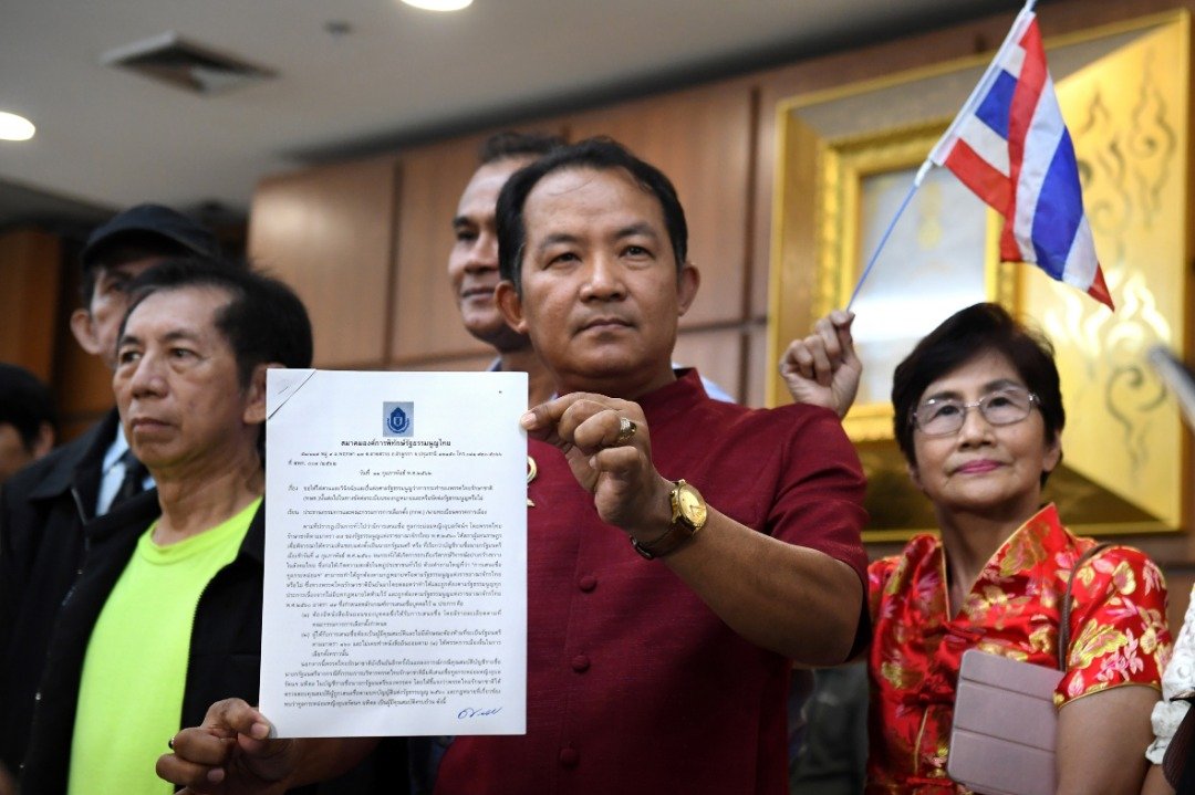 泰国宪法维护协会秘书长斯里苏万在周一向选委会提交请愿书，要求选委会调查泰爱国党提名长公主竞选首相一事。