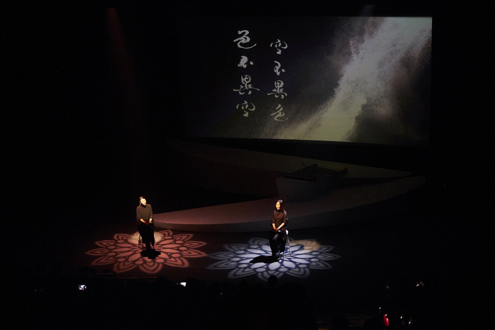 在心经演唱会上，黄慧音与演员周博华合唱《心经》。