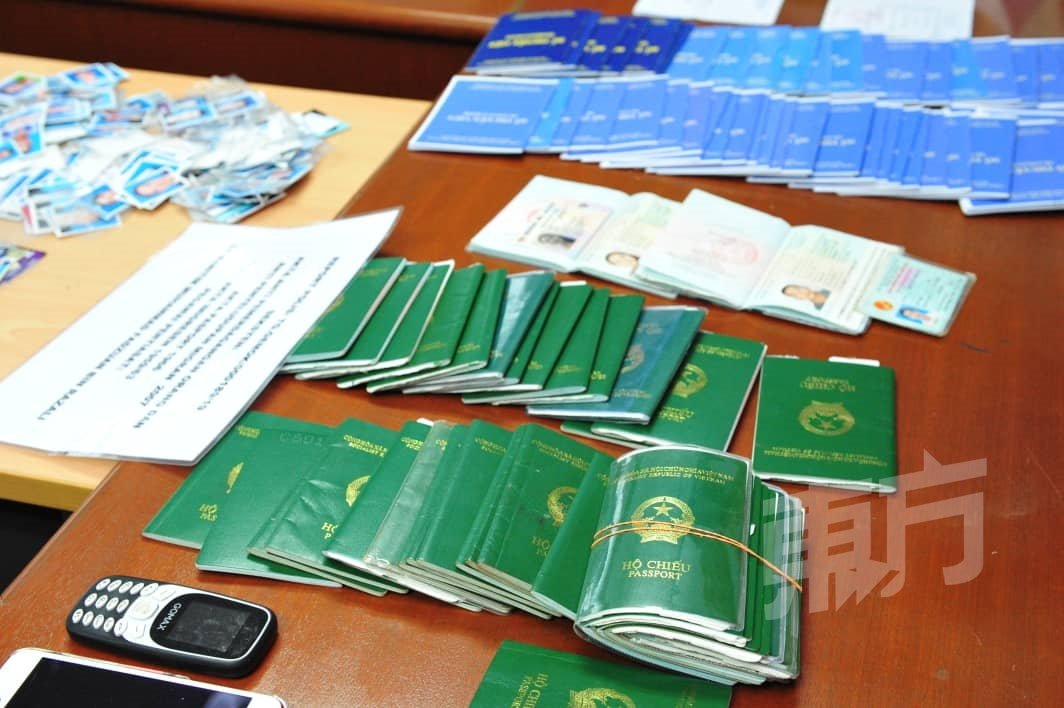 当局起获多本越南护照及伪造海员证。（摄影：杨金森）