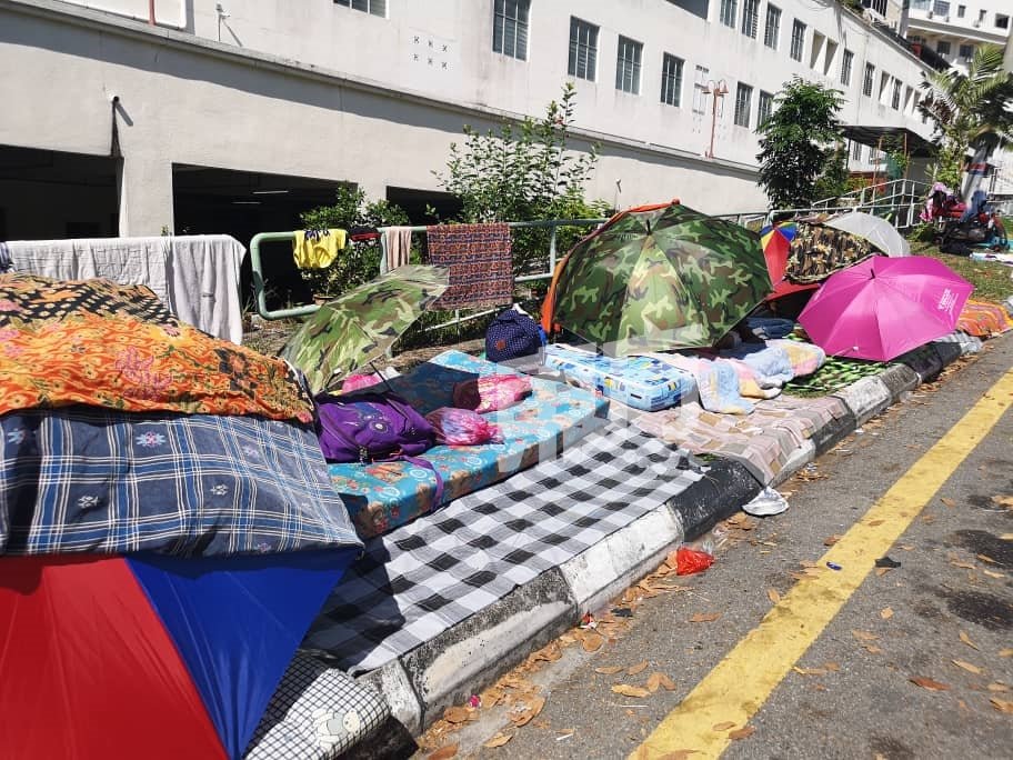 一些乞丐甚至自备简陋的帐篷及床垫，在现场驻扎等候。