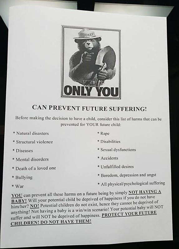 南洋理工大学出现神秘反生育海报，劝告年青不要生育，避免孩子承受疾病、国民服役、性侵等苦难。