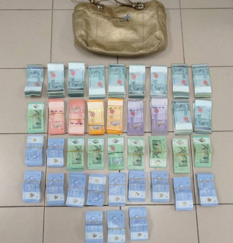 警方在油站内搜出宣称已遭劫走的1万8900令吉。
