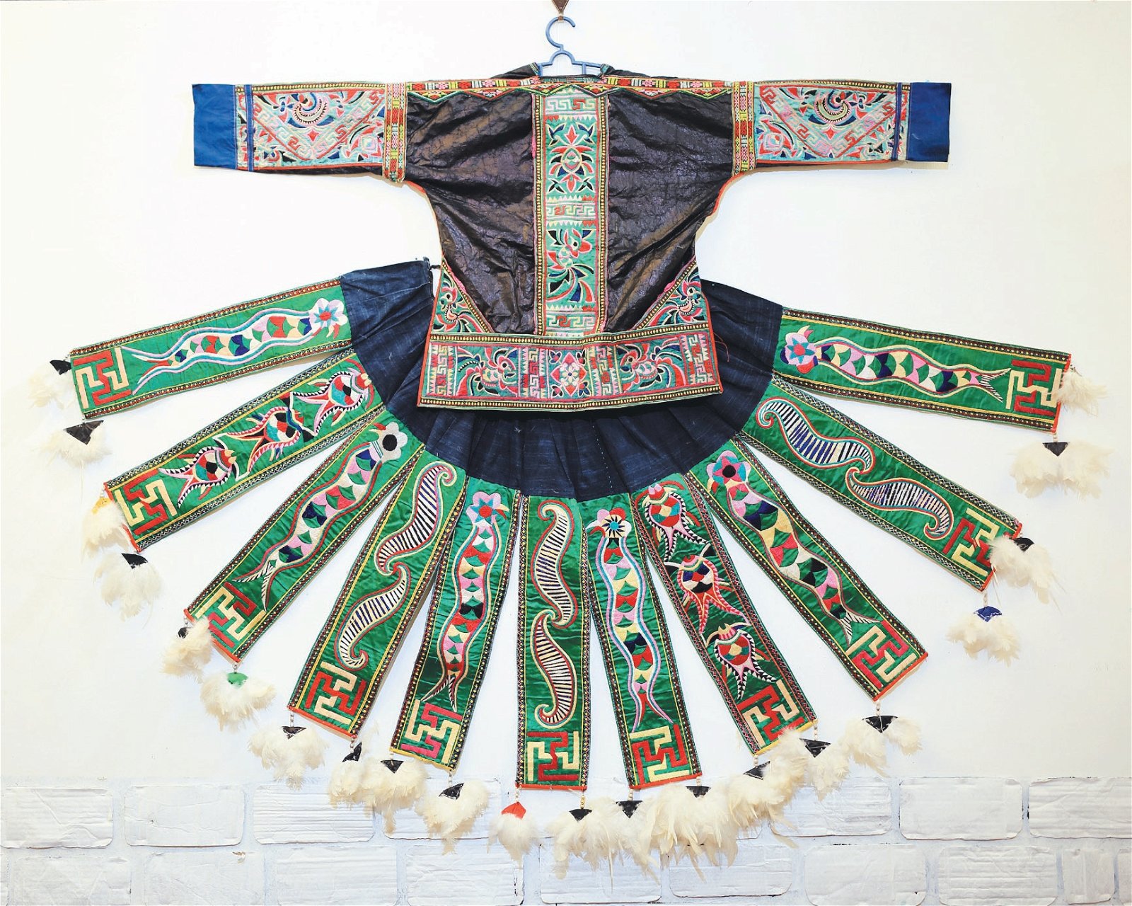 手工的传统服饰独一无二，把大自然的花草融汇在刺绣中，每一件都有各自的风格色调。