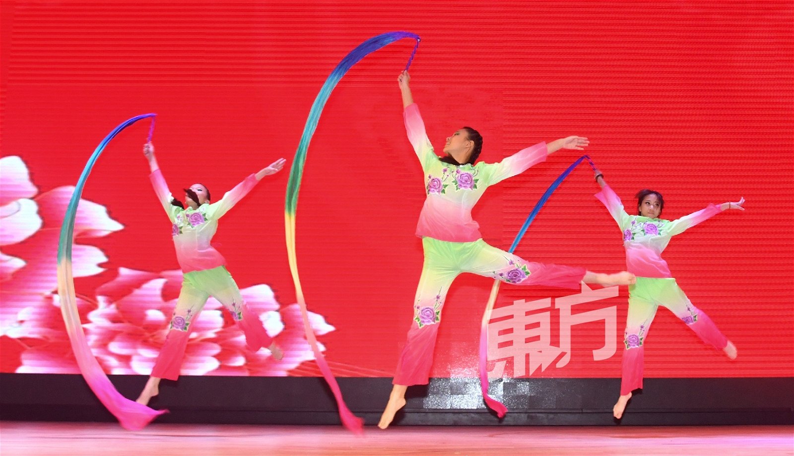 新春大团拜也呈献中华文化歌唱及舞蹈表演等余兴节目。 （摄影：张真甄）