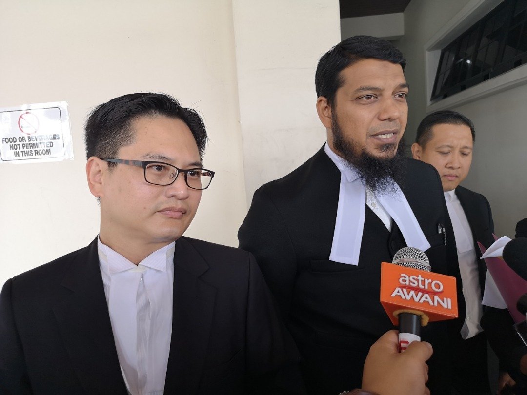陈丰仁（左起）及拉菲克召开联合记者会，告知媒体法庭批准撤销案件诉讼，而沙布丁将仍旧是打昔汝莪国会议员。