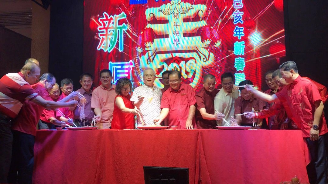 魏家祥（前左8）率领马华领袖进行捞生仪式，左5起为黄荣贤、林万锋、方彤桂、吴进强及陈德钦。