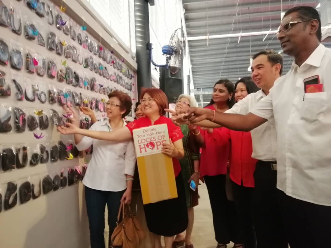 陈莲枝（左起）、林秀琴、章瑛、雷尔（右起）及孙意志于周六见证槟城获得2800束头发捐赠，与全国其他参与州属共同打破《马来西亚纪录大全》。