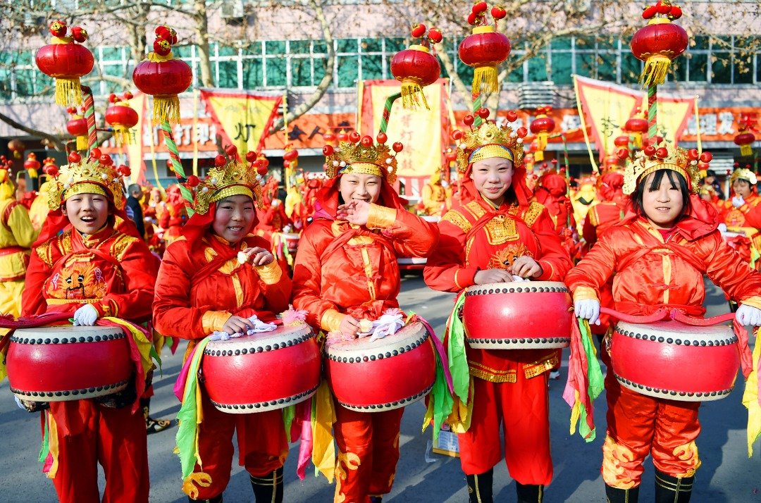 在石家庄市深泽县举行的传统民间花会进城活动中，表演赵州背灯挎鼓的小演员们一起合影。