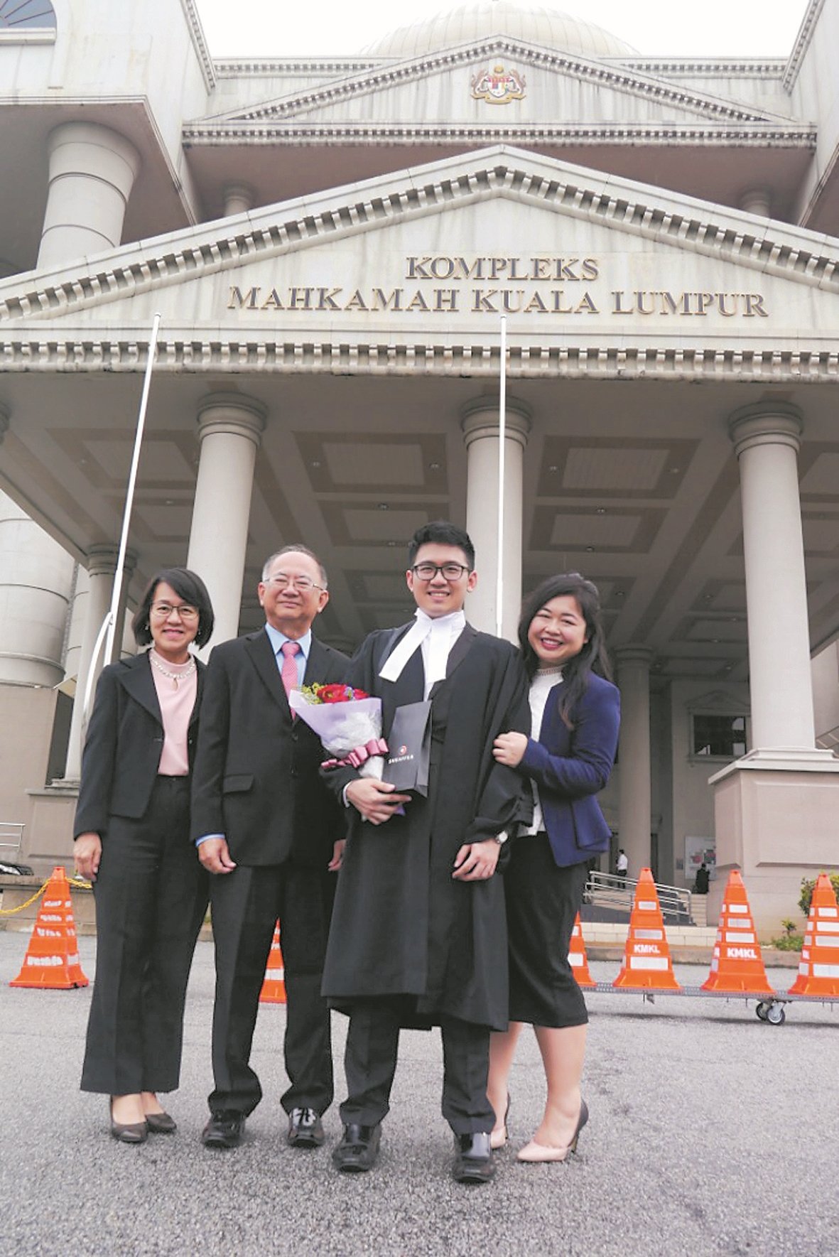 幼子刘家彦（左3）考获马来亚大学法律系学士学位时，刘瑞文（左2）与甄宝兰和刘慧珊不忘赶赴吉隆坡庆贺，分享儿子的喜悦。 (受访者提供)