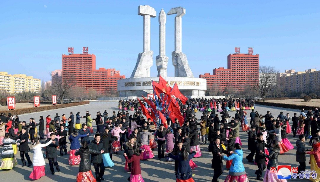 朝鲜学生们周六趁著“光明星节”在平壤共产党纪念碑前的广场上载歌载舞，现场充满节日气氛，热闹欢腾。