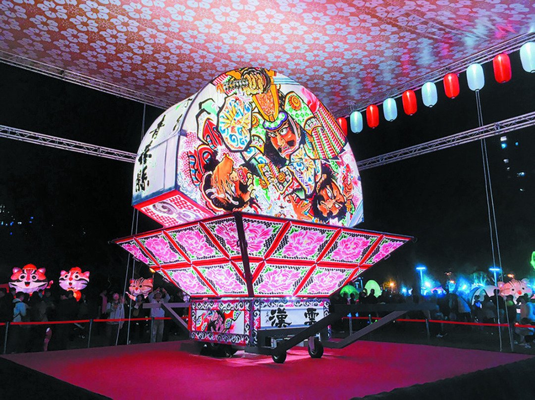 2019中台湾元宵灯会于周二晚间，举行日本青森县平川市的睡魔花灯举行击鼓点灯仪式。图中花灯的图案彩绘细腻，颜色鲜艳，别有一番风味。