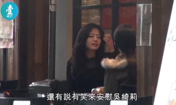 吴绮莉和好友“舞台剧女王”焦媛(左)喝咖啡聊心事。翻摄香港《壹周刊》
