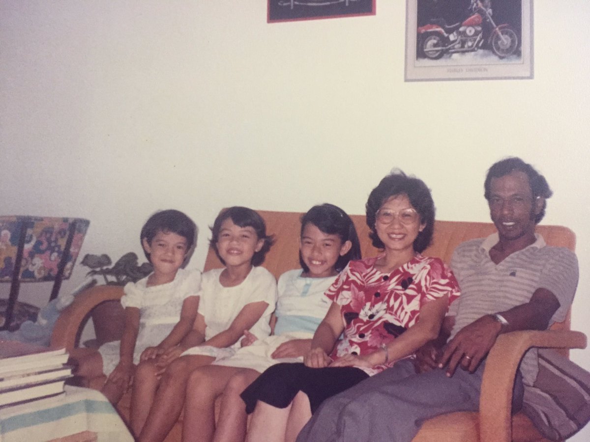 妮科（左）小时候与两位姐姐和父母的全家福。（转载自妮科推特）