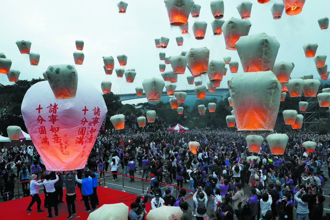 第21届台湾新北“平溪天灯节”于元宵节当天，在平溪国中正式登场。参与民众将写满祝福及心愿的天灯放飞，千盏天灯缓缓升空的场面，让人叹为观止。