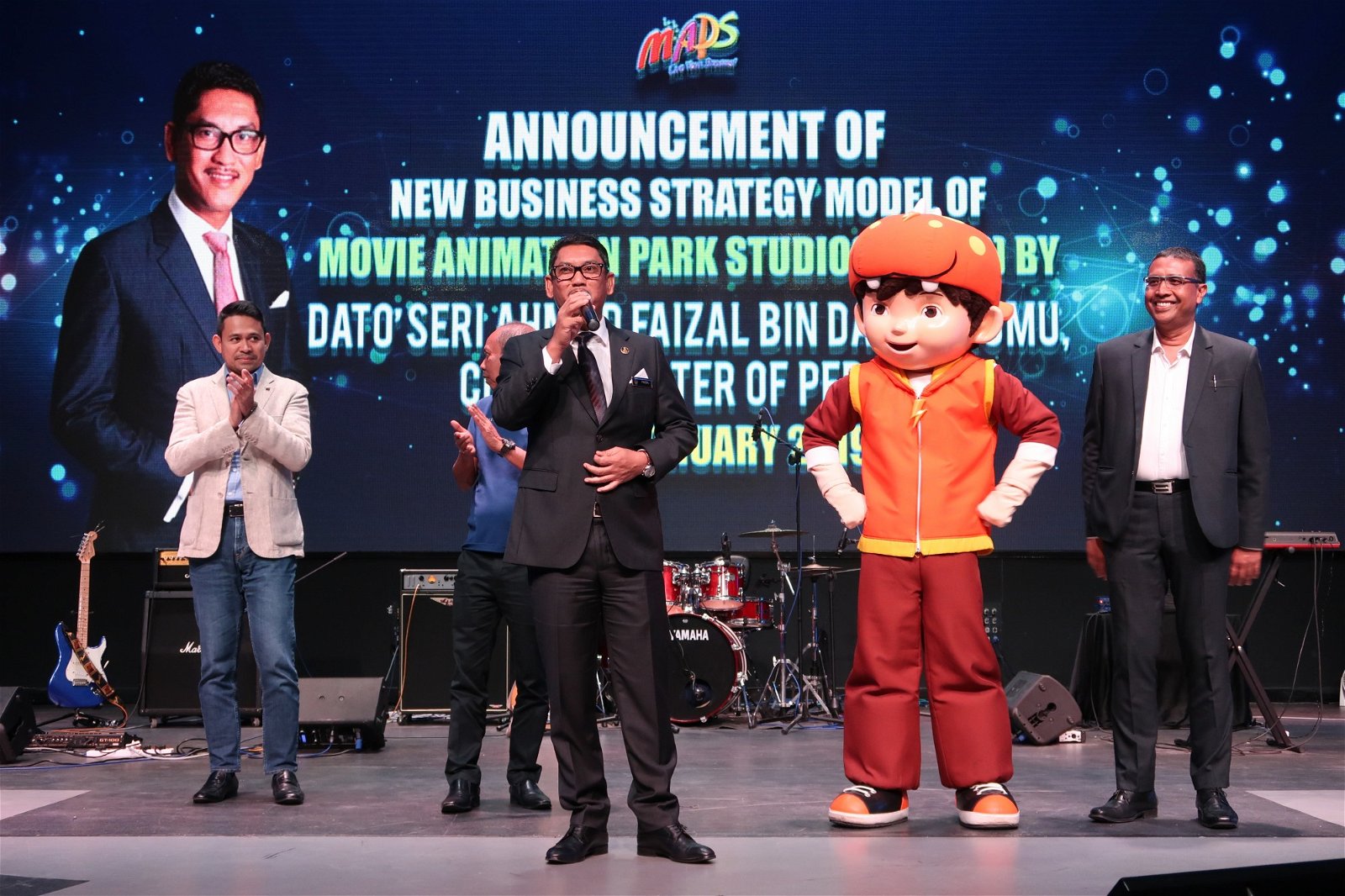 阿末费沙（左2）出席动画影城推介新商业策略仪式时致词，左起为鲁玛利和莫哈末沙菲益。