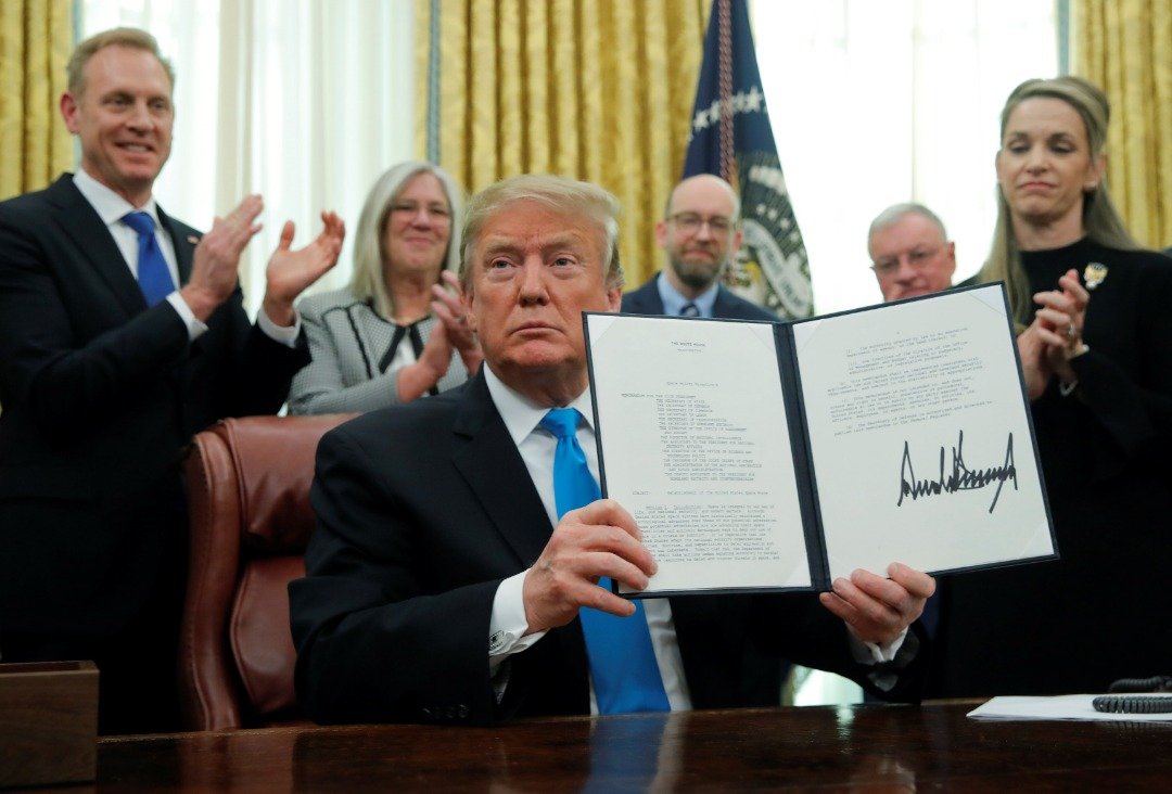 美国总统特朗普在白宫签署“太空政策指令4”指令，指示国防部起草法案建立太空部队。