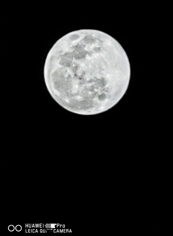 余承东早前在元宵节时于微博晒出一张“超级月亮”图，故意抹去左下角显示的新机型号部分水印。