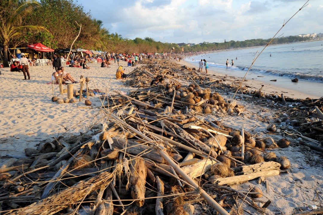 印尼巴厘岛于前年宣布进入“垃圾紧急状态”；瓦卡托比国家公园去年，还发现一头腹部堆满塑料垃圾的抹香鲸尸体。这是被海浪冲上巴厘库塔海滩的海洋垃圾，画面极其不美观。