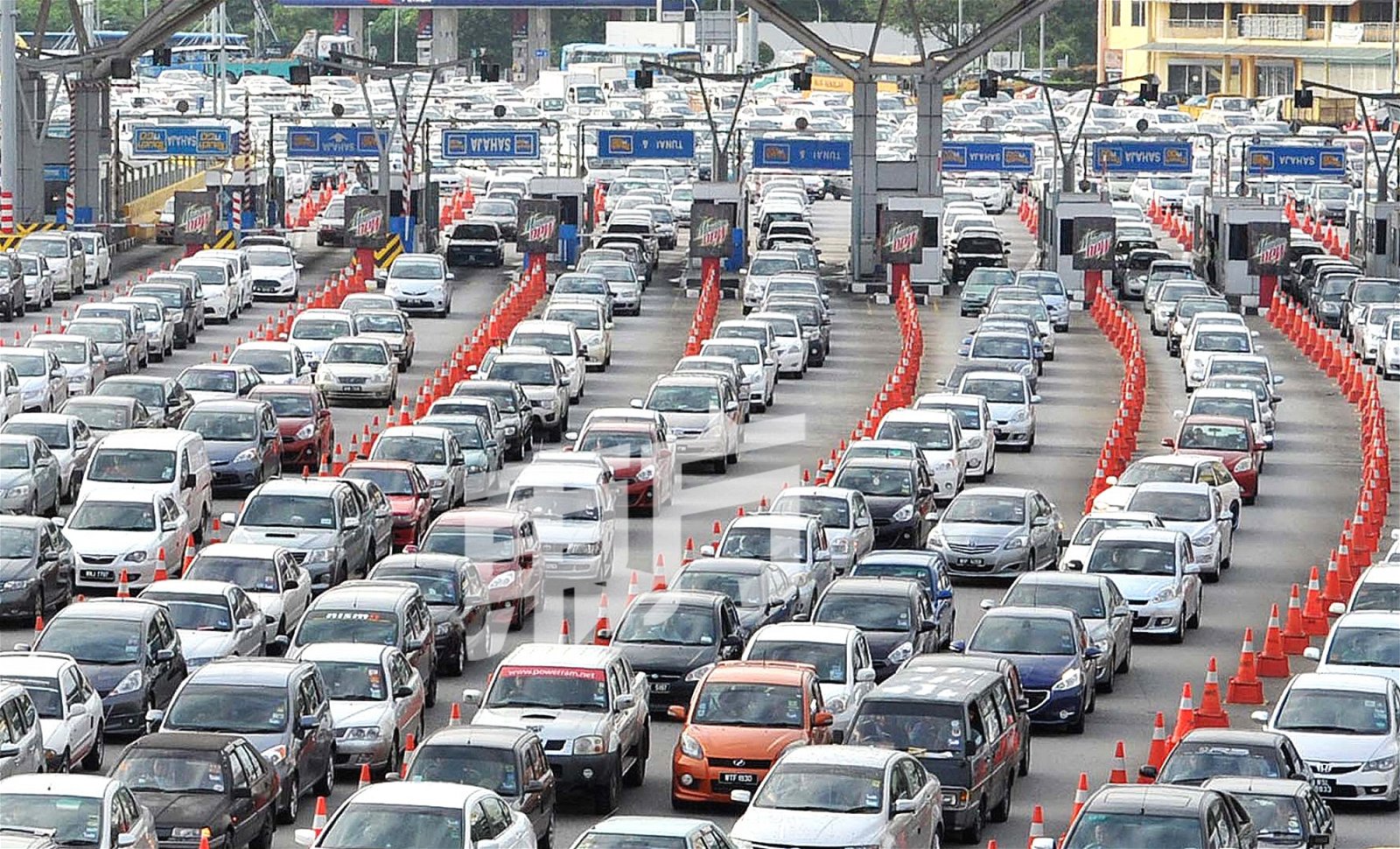 政府准备以“塞车费”取代现有大道收费机制，即在交通阻塞“高峰期”征收“塞车费”。图为白沙罗蒲种大道（LDP）上下班的交通繁忙情景。