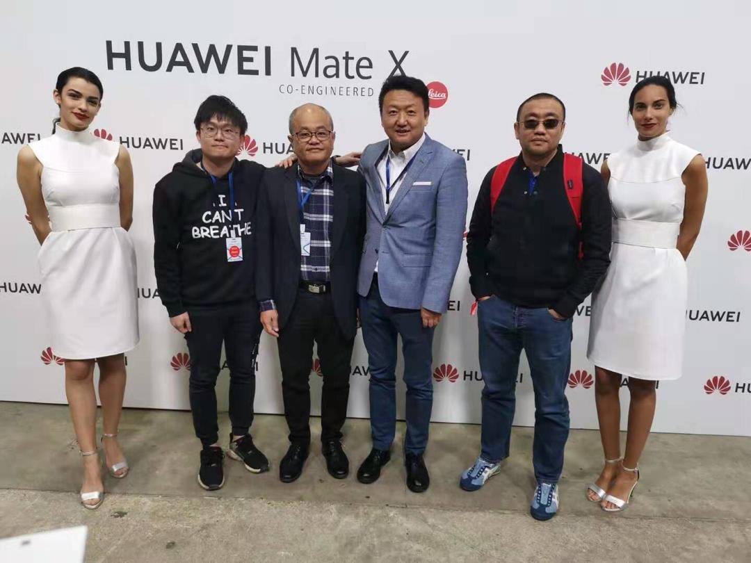 《东方日报》高级总经理兼总编辑陈利良（左3）受邀出席华为Mate X发布会。
