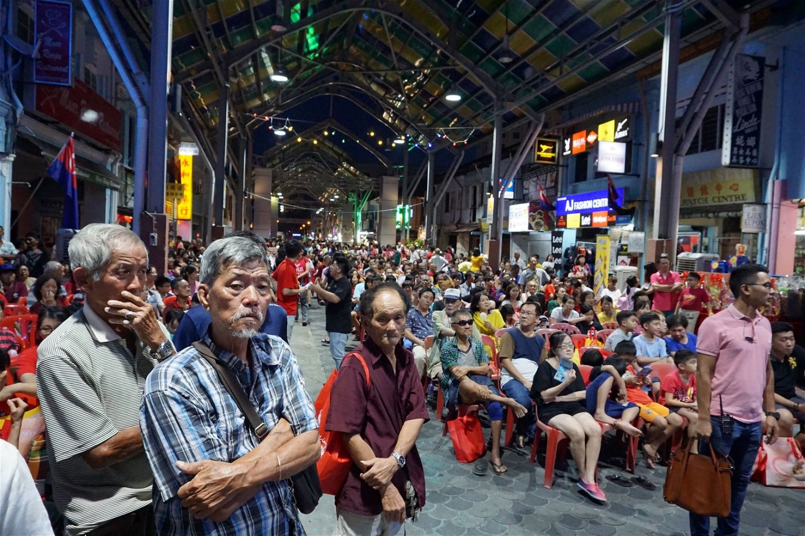 麻坡居民第一次坐在马路中央庆祝农历新年，感受十分特别。