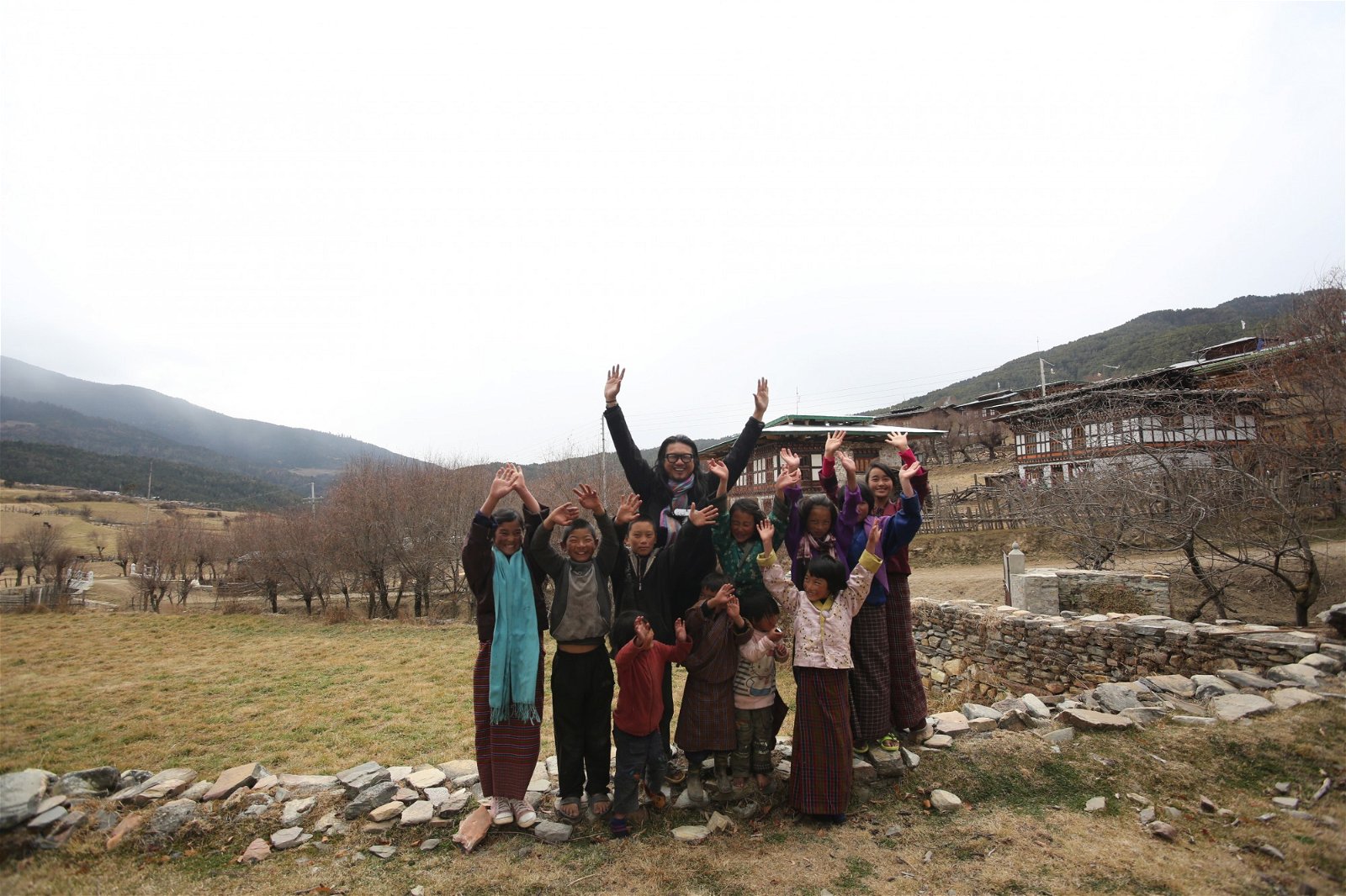 这些年，王睦宗除了周游列国拍摄之外，也抽出时间为当地青年义讲，至今已走过不丹、印度、波兰等地，启发孩子们发展出坚毅的意志。