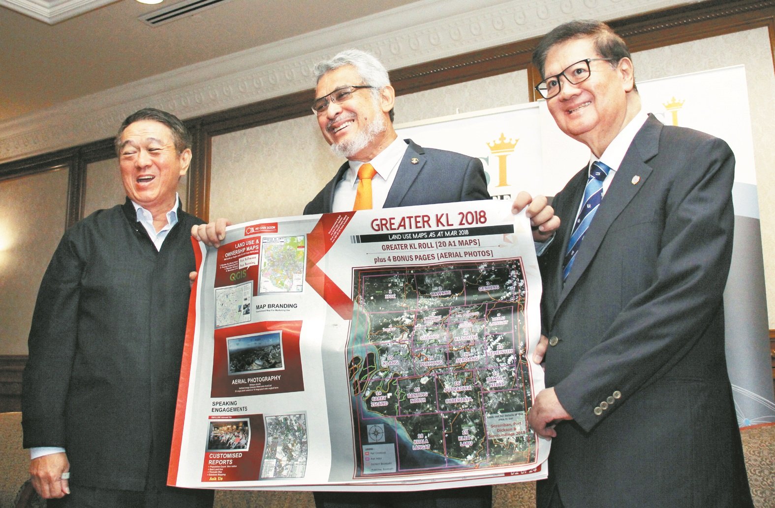 卡立沙末（中）与亚洲策略及领导研究院（ASLI）总执行长丹斯里杨元庆 （右）在论坛上展示吉隆坡大蓝图。左为绿野集团创办人丹斯里李金友。