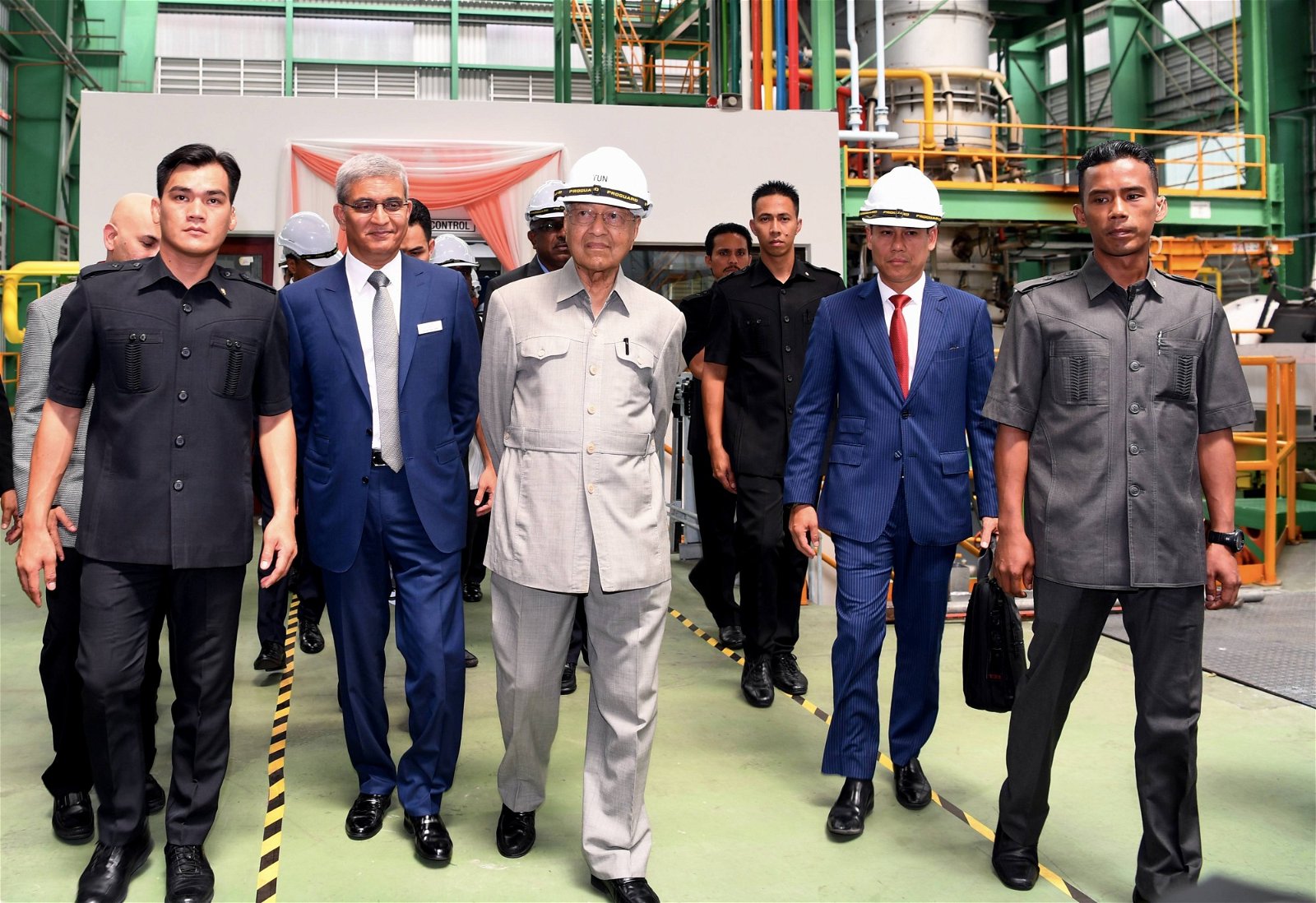 敦马哈迪（左3）在Metrod控股首席执行员拉詹密塔尔（左2）的陪同下，参观新工厂。
