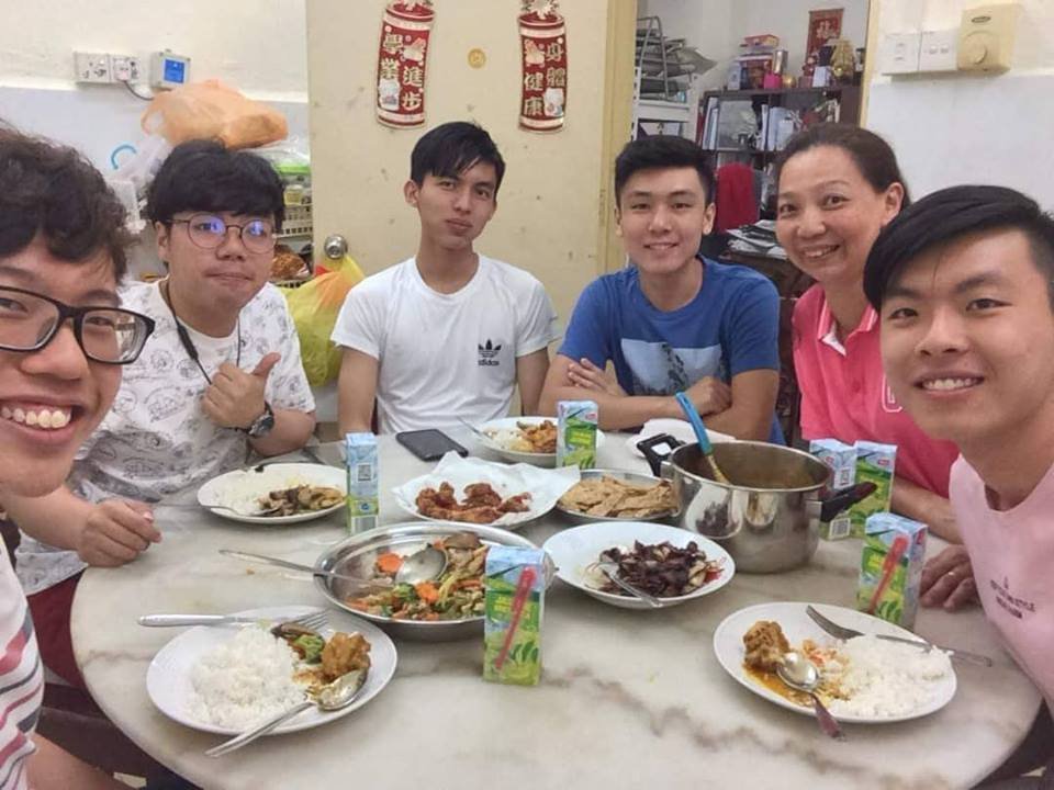 范秀娟（左5）亲自煮了一桌好 菜招待学生，与学生感情要好。
