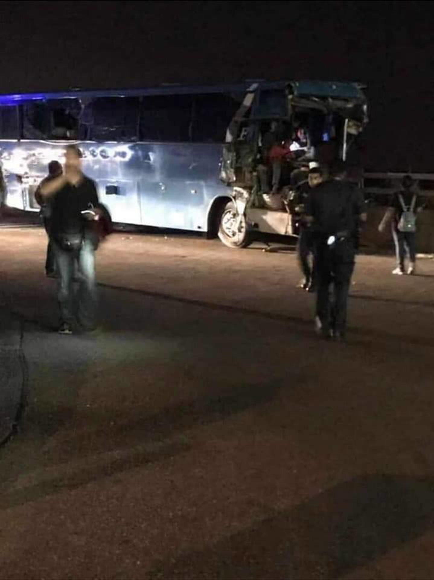一辆巴士撞入围栏，酿一死16伤，司机受困巴士内。（图取自新山吹水站面子书）