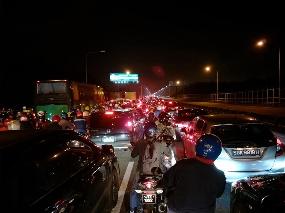 大士关卡发生巴士撞围栏交通事故，导致重型车辆通道被堵，巴士和罗里无法入境新加坡。  （图取自面子书：大士关卡 Tuas checkpoint）