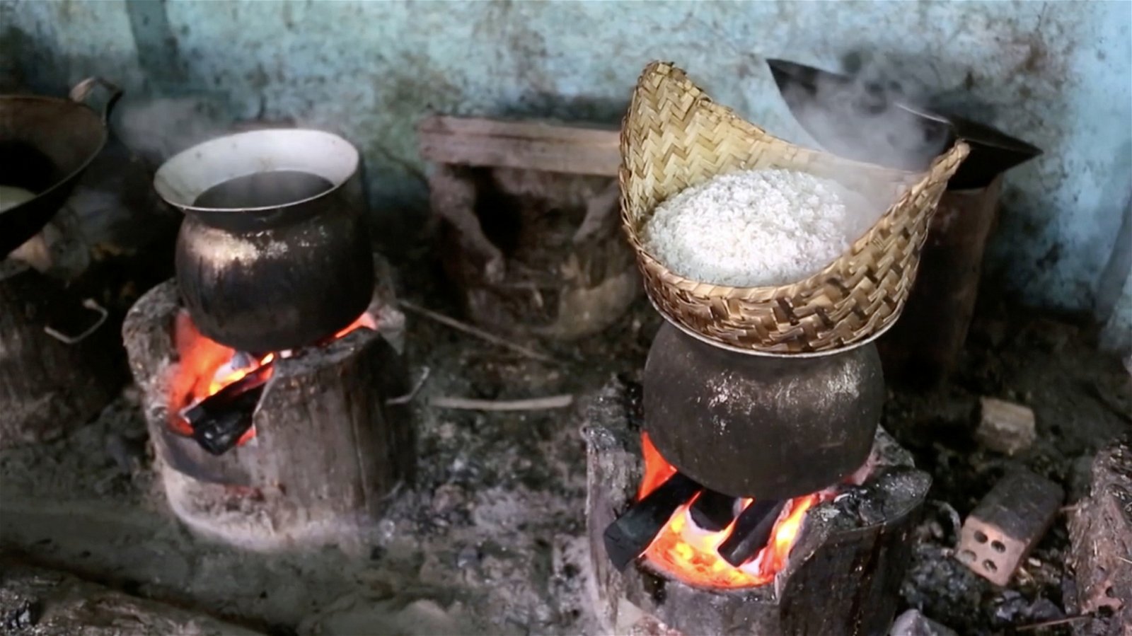 阿姨仍使用烧材生火的方式 烹煮制作糕点的材料。