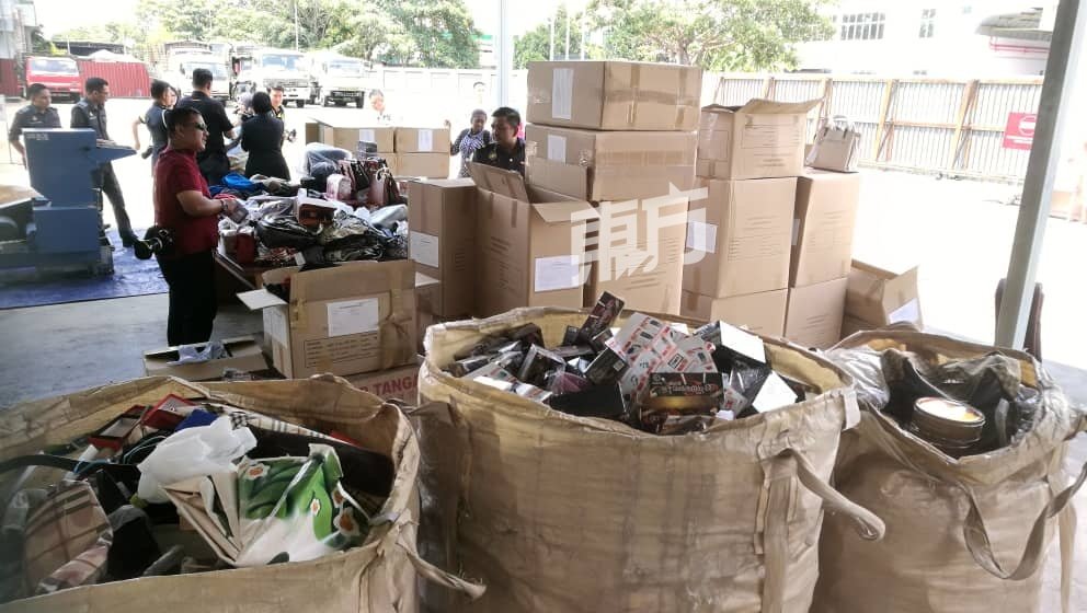槟州贸消局预计每个月在法庭结案后销毁充公物品，2月份销毁的物品包括手提包、食品、盗版光碟及摩哆零件等。